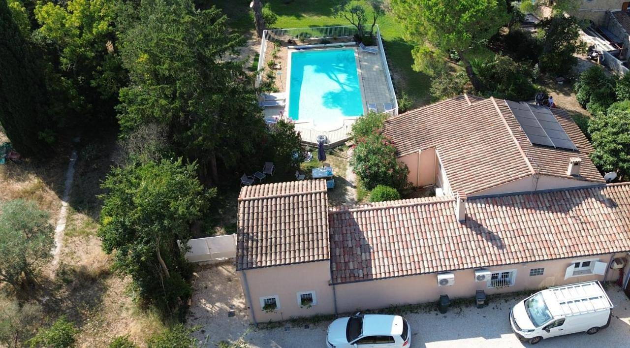 Gite 5 pers en Provence avec grand jardin & piscine partagés - 5 people holiday home with shared swimming pool & garden in Provence in Cornillon-Confoux, Côte méditerranéenne (France)