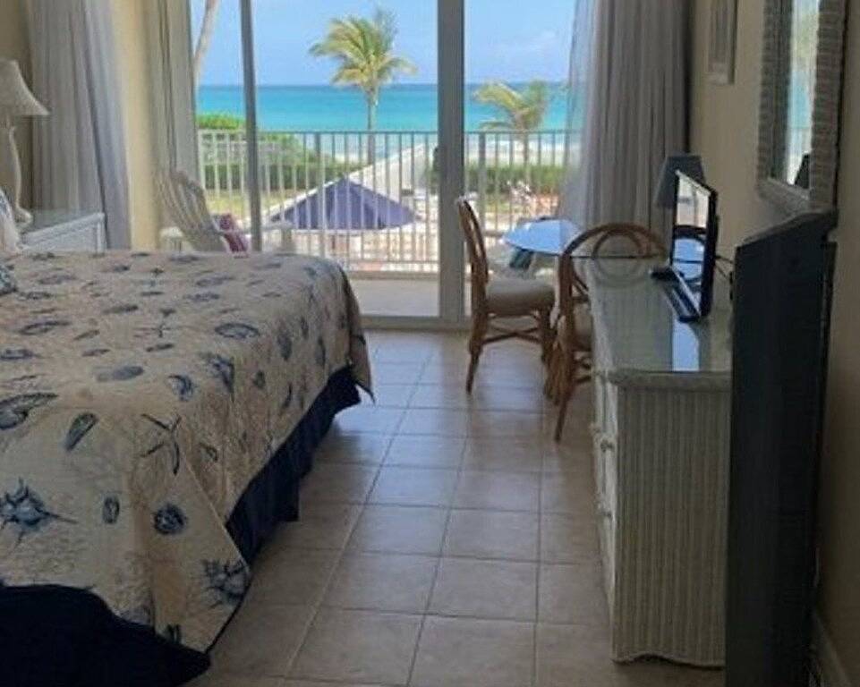 Ganze Wohnung, Tropical Paradise Oceanfront Condo - Pool and Restaurant in Hutchinson Island
