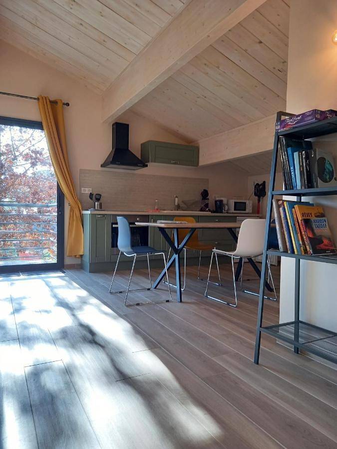 Appartement entier, Two-Bedroom Apartment in Chaintré, Région de Mâcon