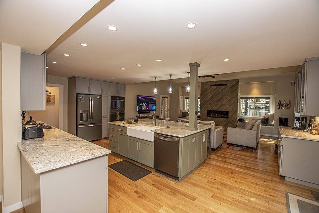 Stephens Retreat: 4 Br / 3. 5 Ba Haus / Hütte in Carnelian Bay, Schlafmöglichkeiten für 11 in Carnelian Bay, Placer County