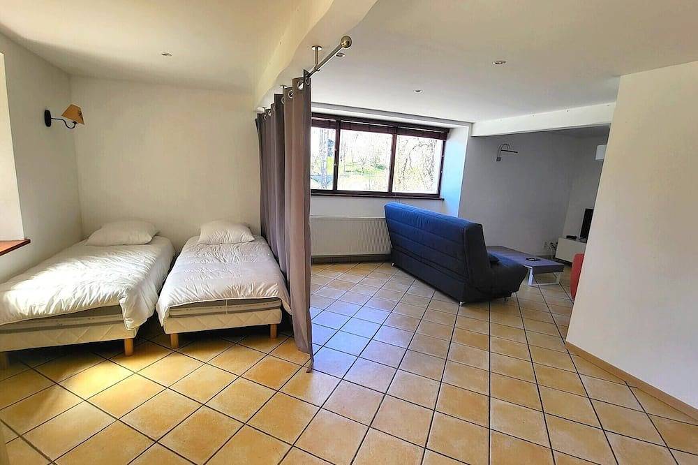 Appartement entier, Studio 4 personnes avec jardin privatif in Pradelles, Haute-Loire