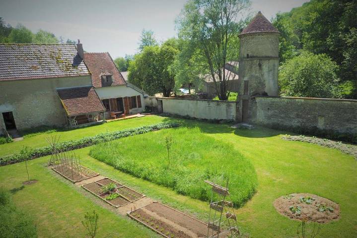 Location de vacances pour 10 personnes, avec Terrasse et Jardin à Châtel-Censoir