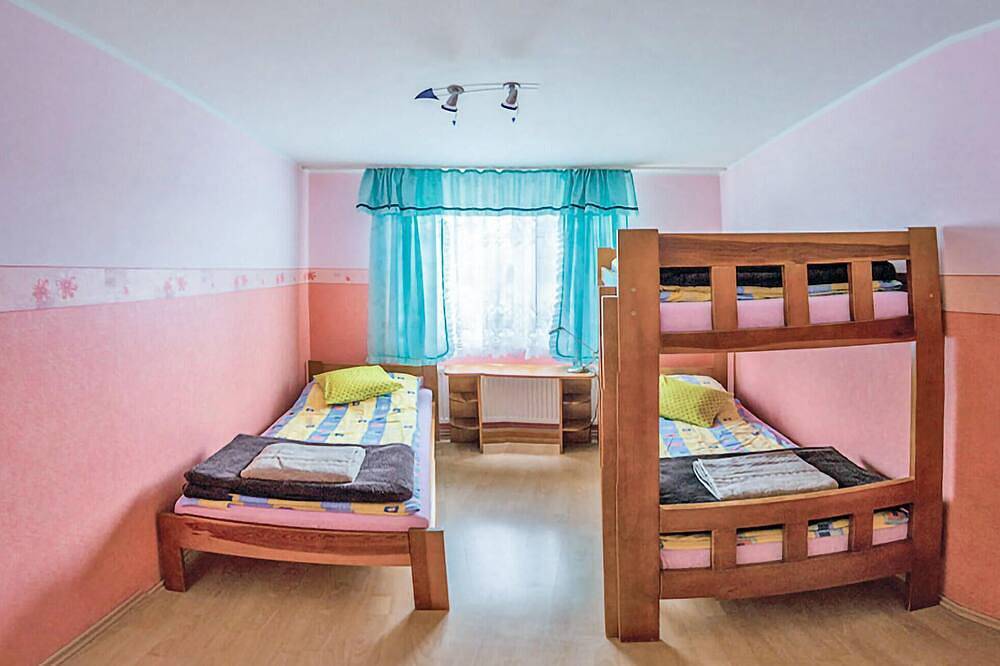 8 bedroom nice home in Kozyczkowo in Chmielno