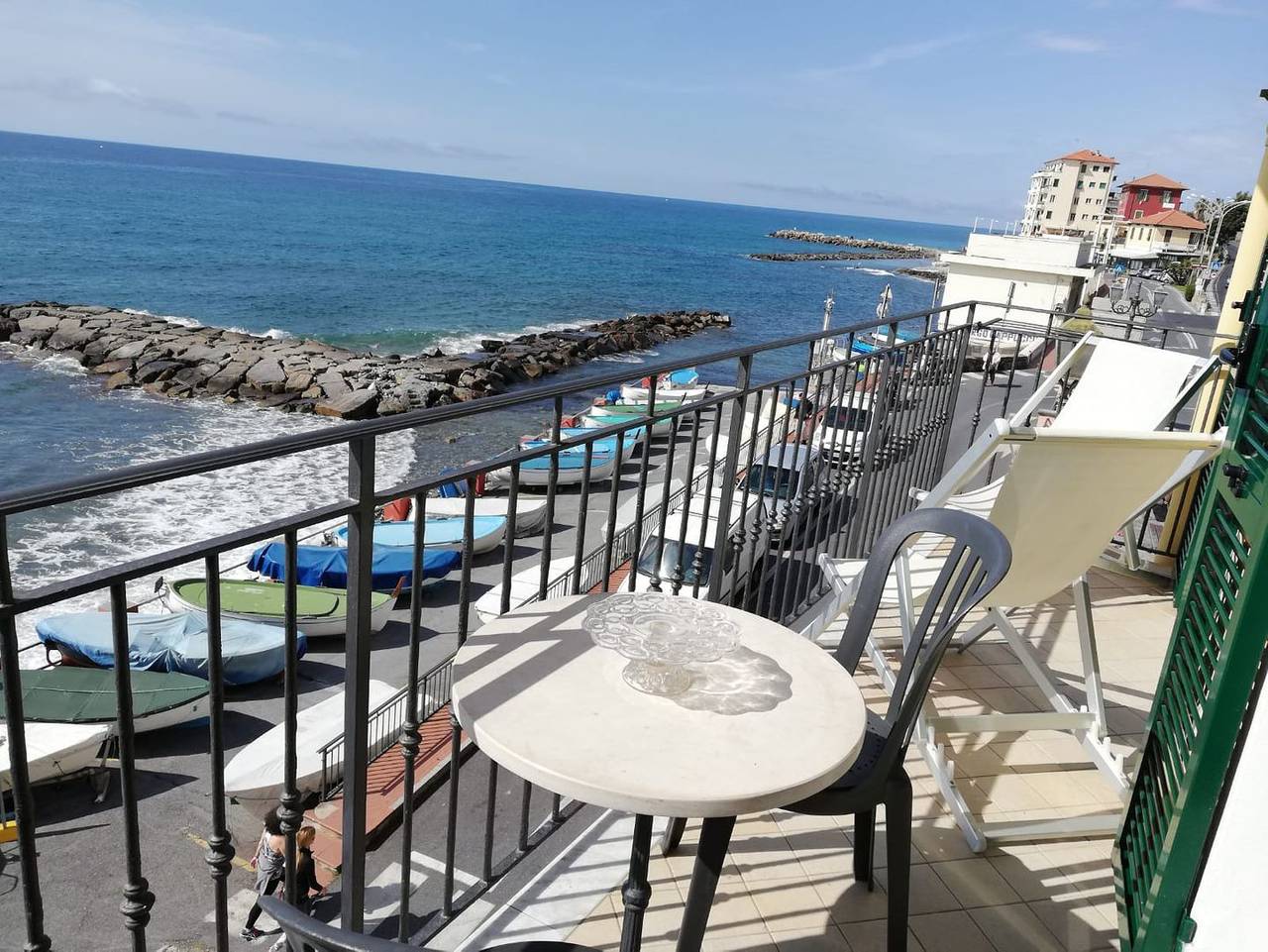 Ganze Wohnung, Moderne Altbauwohnung mit Traumbalkon direkt am Meer in Porto Maurizio, Imperia