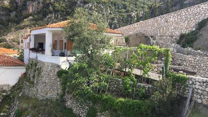 Chambre d’hôte pour 2 personnes, avec jardin ainsi que vue et terrasse dans Dhërmi