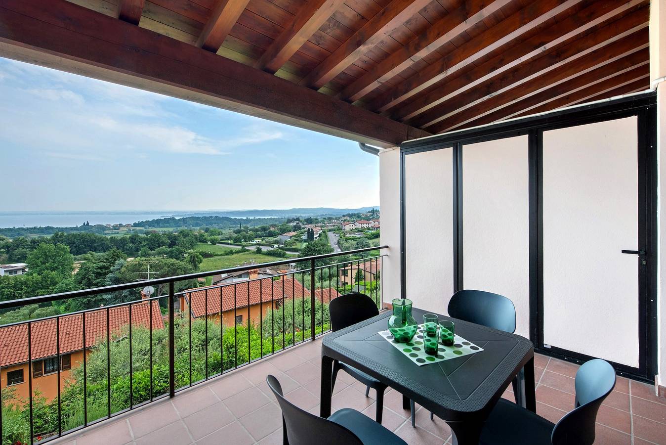 Entire apartment, Apartment 'Vista Lago 2' with Lake View, Shared Pool and Wi-Fi in Soiano del Lago, Garda Mountains