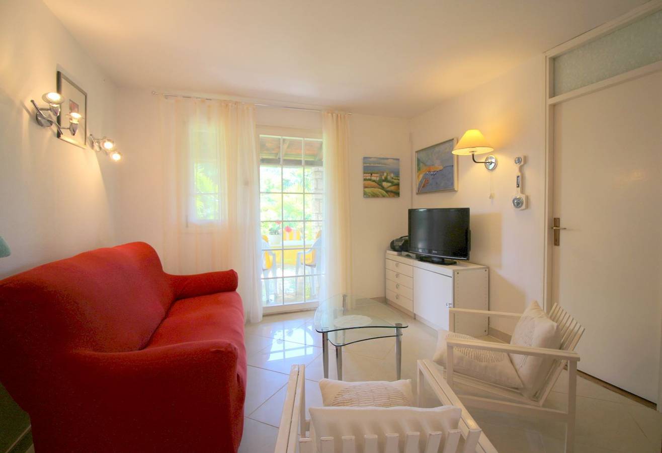Hundefreundliches Ferienhaus mit mediterranem Garten und nur 650 Meter zum Strand in Mali Maj, Grad Poreč