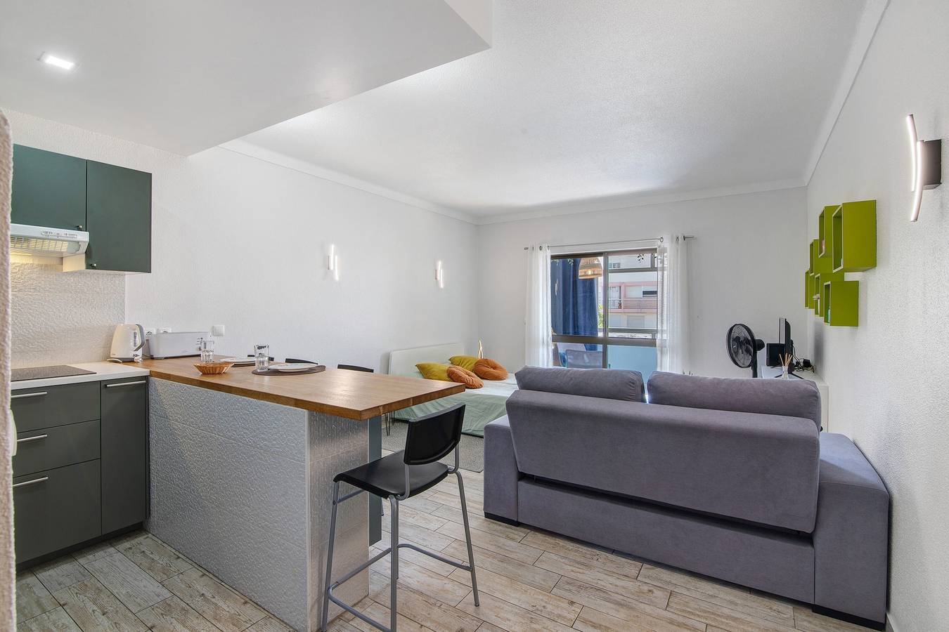Apartamento entero, Apartamento 'Remodelado Próximo Da Praia' con balcón y Wi-Fi in Albufeira, Distrito de Faro
