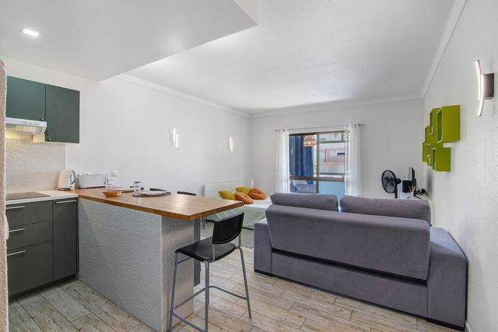 Apartamento entero, Apartamento 'Remodelado Próximo Da Praia' con balcón y Wi-Fi in Albufeira e Olhos de Água, Distrito de Faro