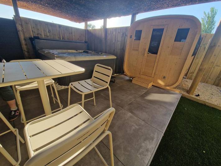 Chambre d’hôte pour 2 personnes, avec Jacuzzi et Terrasse ainsi que Jardin et Sauna