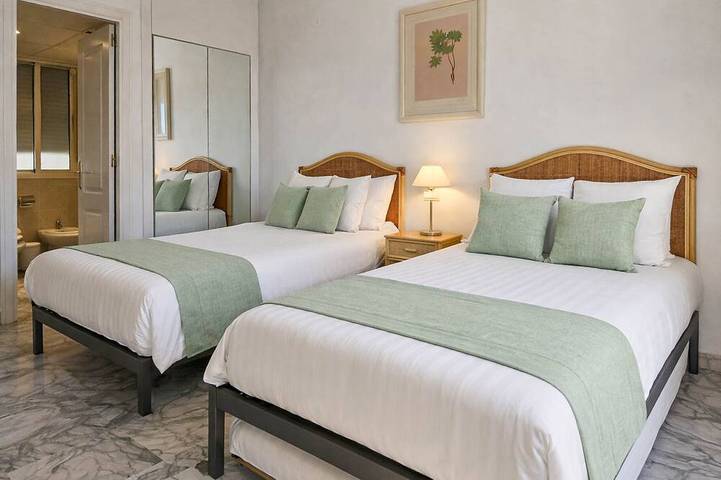 Hel lejlighed, Puerto Banus, 400 metres to the Beach in Marbella West, Marbella