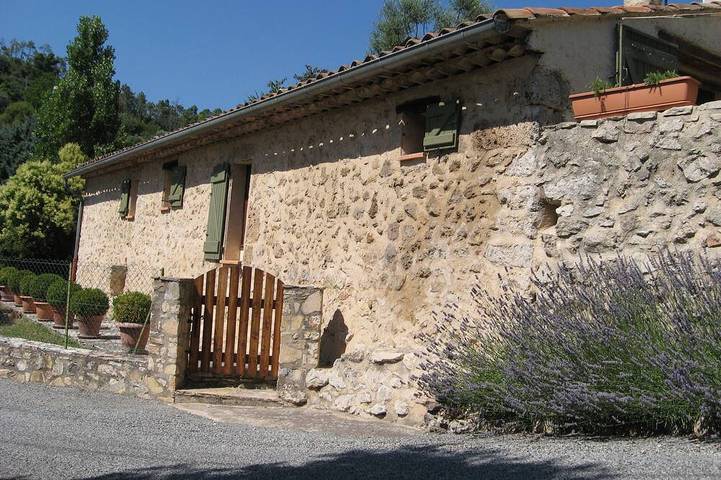 Gîte pour 4 personnes, avec Terrasse ainsi que Jardin et Piscine à Cotignac