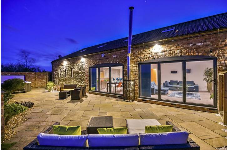 Lincoln 4-Beds, Sleeps 13, Hot Tub & Pet Friendly in Welton (Lincolnshire), Lincolnshire