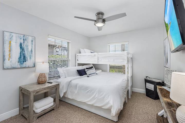 Vacation rental for 14 people, with yard and balcony, with pets in Marco Island