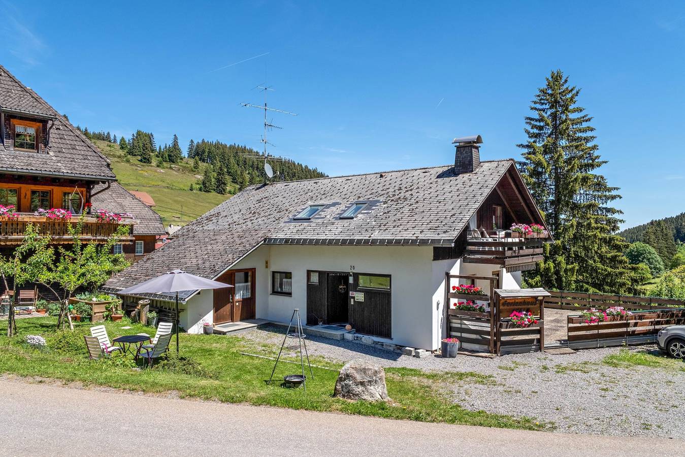 Appartement entier, Appartement "Silberdistel" avec vue sur les montagnes, terrasse privée et Wi-Fi in Altglashütten (Feldberg), Feldberg