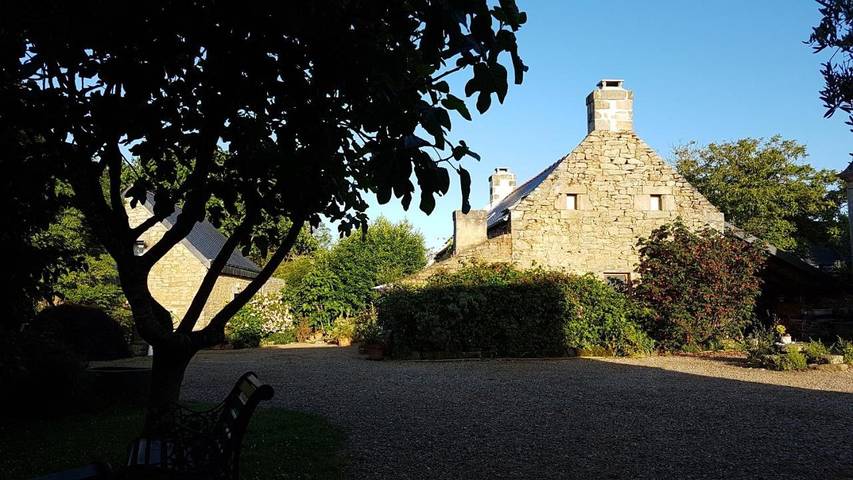 Gîte pour 2 personnes, avec jardin et vue, animaux acceptés à Tréméoc