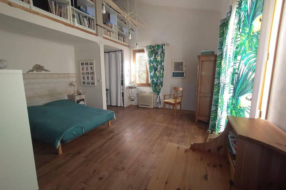 Traditional House With Garden And Pool in Barjols, Brignoles region