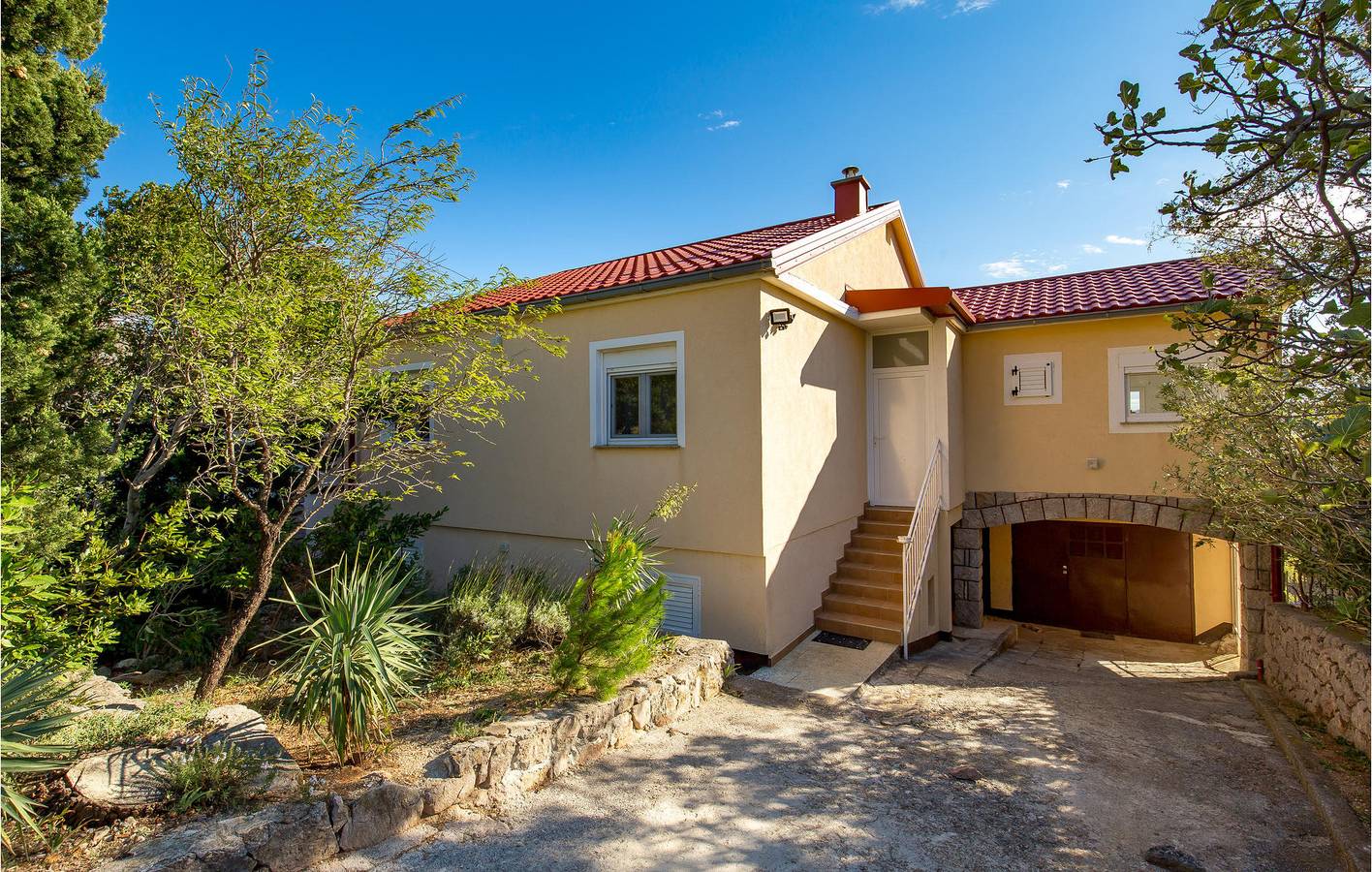 Ganze Ferienwohnung, Apartment am Meer mit Terrasse, WLAN und Parkplatz – 100 m bis zur Küste in Cesarica, Naturpark Velebit