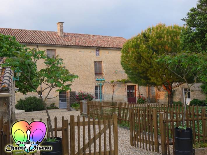 Location de vacances pour 28 personnes, avec Jardin et Bassin pour enfant à Loubillé