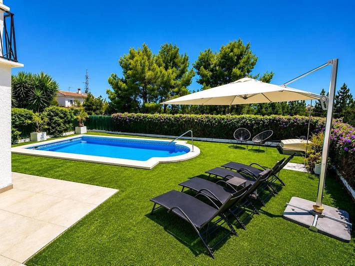 Ferienhaus für 8 Personen, mit Balkon und Terrasse sowie Garten und Pool
