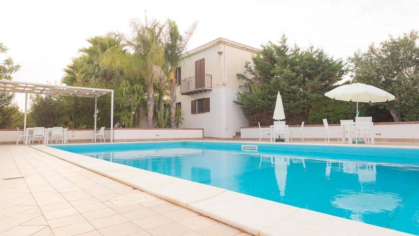 Villa per 17 persone, con Balcone e Terrazza nonché Giardino e Piscina a Castelvetrano