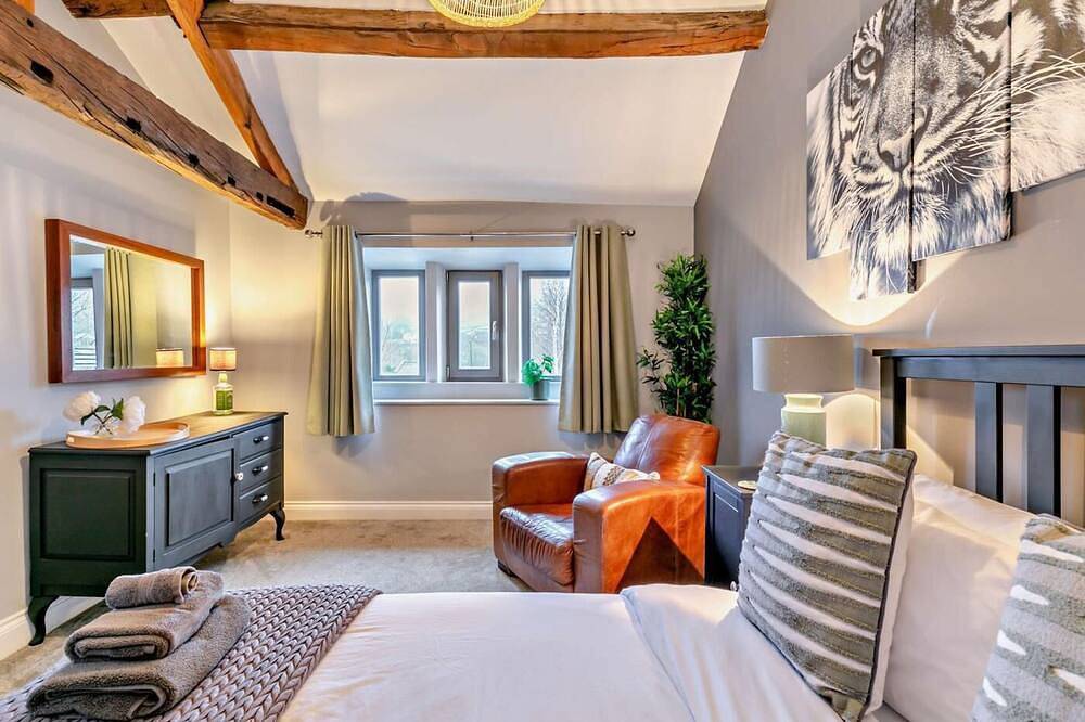 6 Bed in Huddersfield in Westliches Yorkshire