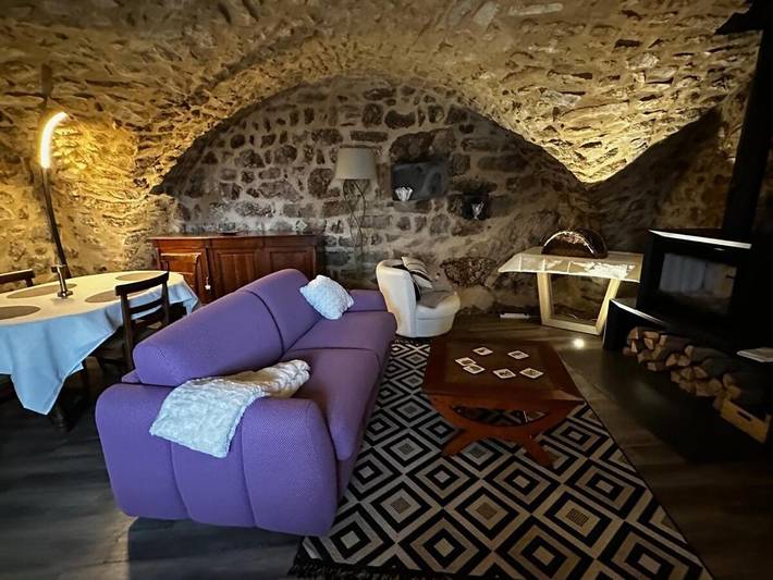 Location de vacances pour 4 personnes, avec vue et jardin à Chalencon