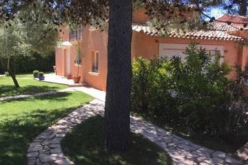 Gîte pour 6 personnes, avec balcon ainsi que jardin et piscine à Fabrègues