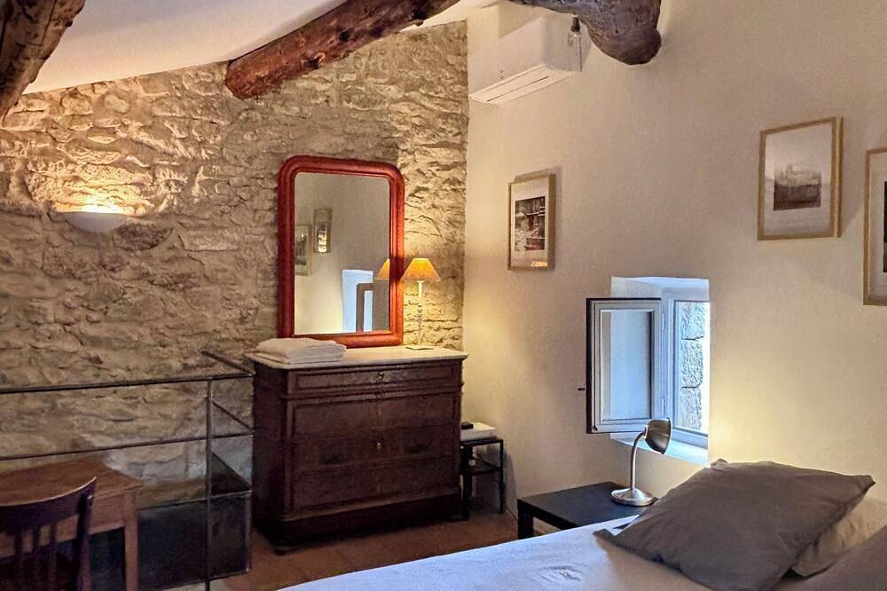 Petite Maison de village à Goult, 2 min à pied de la place principale in Goult, Parc naturel régional du Luberon