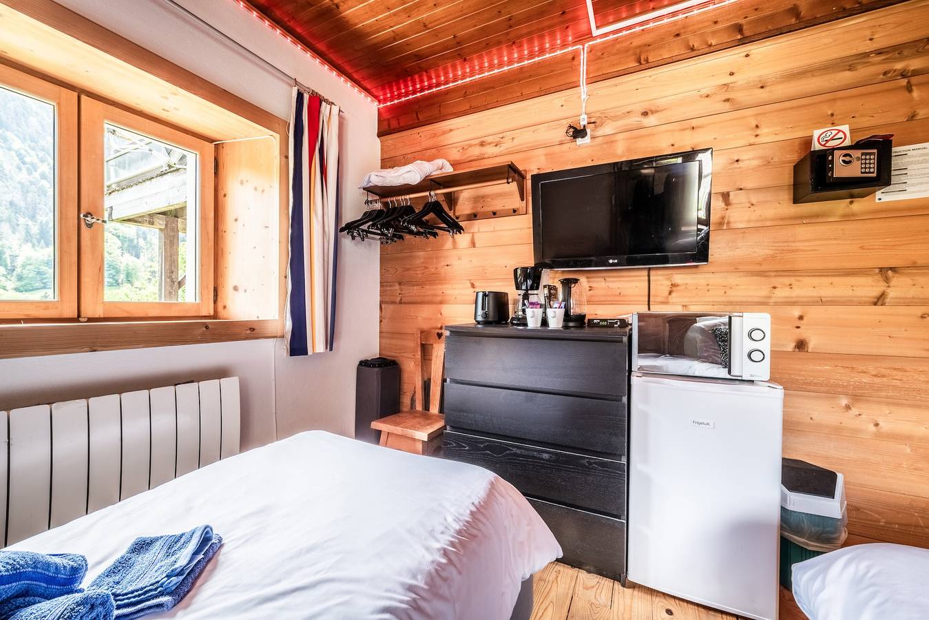 Zimmer 'Elisthur Chambre N°1' mit Bergblick, Gemeinschaftsterrasse und Wi-Fi in Saint-Jean-d'Aulps, Les Portes du Soleil