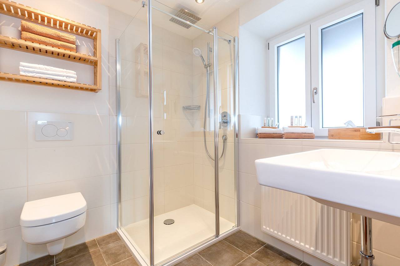 Gästehaus Menkenbauer inkl. Chiemgaukarte - König Ludwig Ii Einzelzimmer klein Nr. 27, Dusche, Wc, Balkon, Tv, Wlan in Ruhpolding, Bayerische Alpen