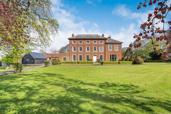 Holiday rental for 16 people, with garden and terrace as well as hot tub in Hertfordshire