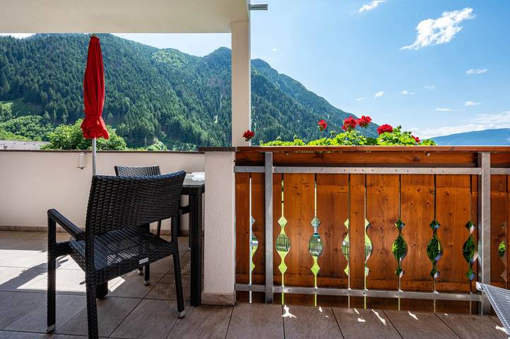 Entire studio, Studio Apartment "Talblick 2" with Mountain View, Garden and Wi-Fi in Sankt Peter Tal, Lajen