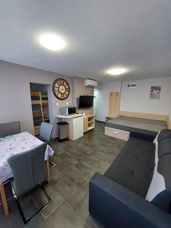 Ganze Wohnung, Vízparti gyermekbarát teljesen felújított Apartman, őrzött, saját strand, parkoló, étterem in Balatonfenyves, Plattensee Südufer