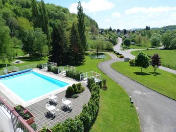 Hôtel pour 3 personnes, avec vue et jardin ainsi que piscine et sauna à Passenans