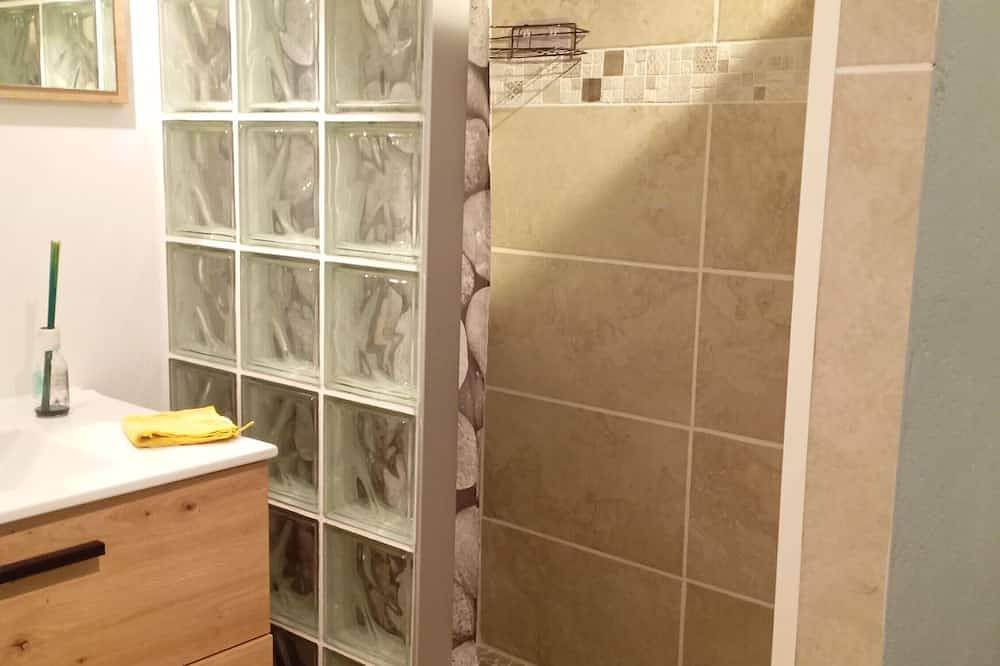 Entire apartment, Studio \"Villa Loriol du Comtat\" with Shared Pool and Private Terrace in Loriol-du-Comtat, Vaucluse