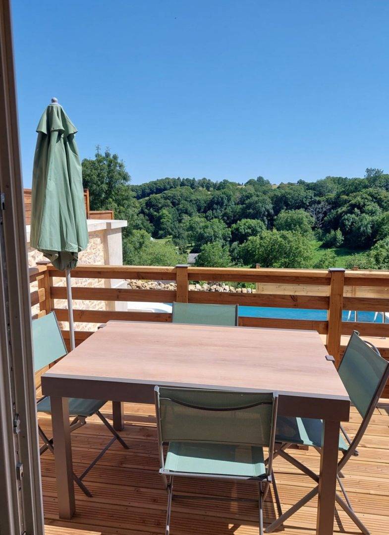 Gîte de caractère avec jolie vue et piscine privative in Saint-Félix-de-Lunel, Aveyron