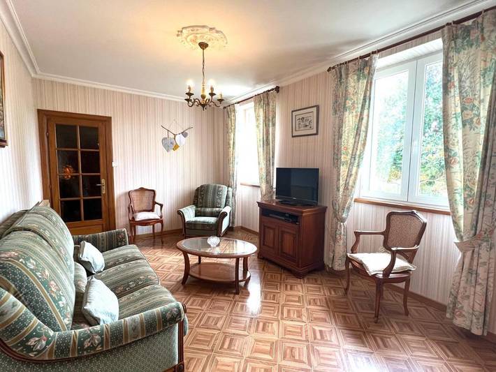 Location de vacances pour 8 personnes, avec Terrasse ainsi que Jardin et Vue sur le lac à Cagnac-les-Mines