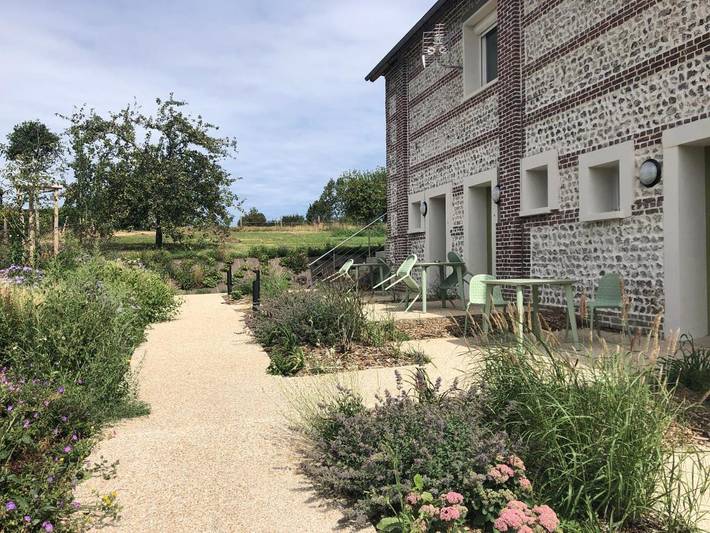 Location de vacances pour 2 personnes, avec vue ainsi que terrasse et jardin à Les Loges