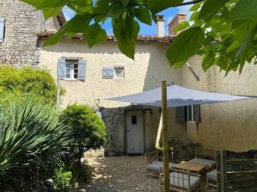 Gîte pour 6 personnes, avec piscine ainsi que jardin et vue, adapté aux familles à Salles-Lavalette