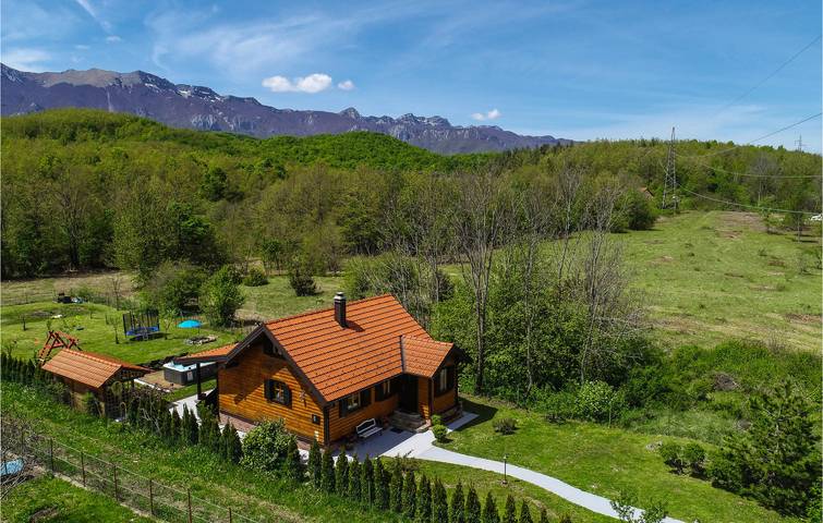Charmantes Apartment mit einem Schlafzimmer, Pool und Terrasse in Flussnähe in Lovinac, Lika-Senj