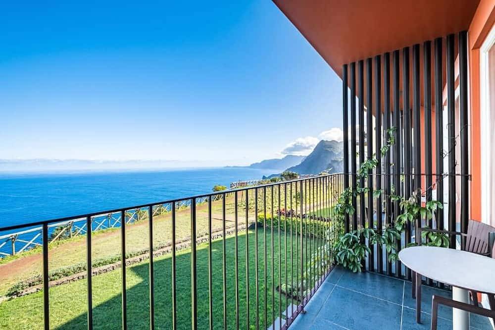 Bright, Cheerful Room w/ Breathtaking Seafront Views of Madeira’s Dramatic Peaks in Santana, Madeira