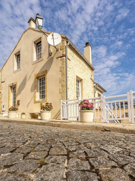 Une terrasse sur la mer, Normandie - Calvados - Omaha Beach in Port-en-Bessin-Huppain, Région de Bayeux