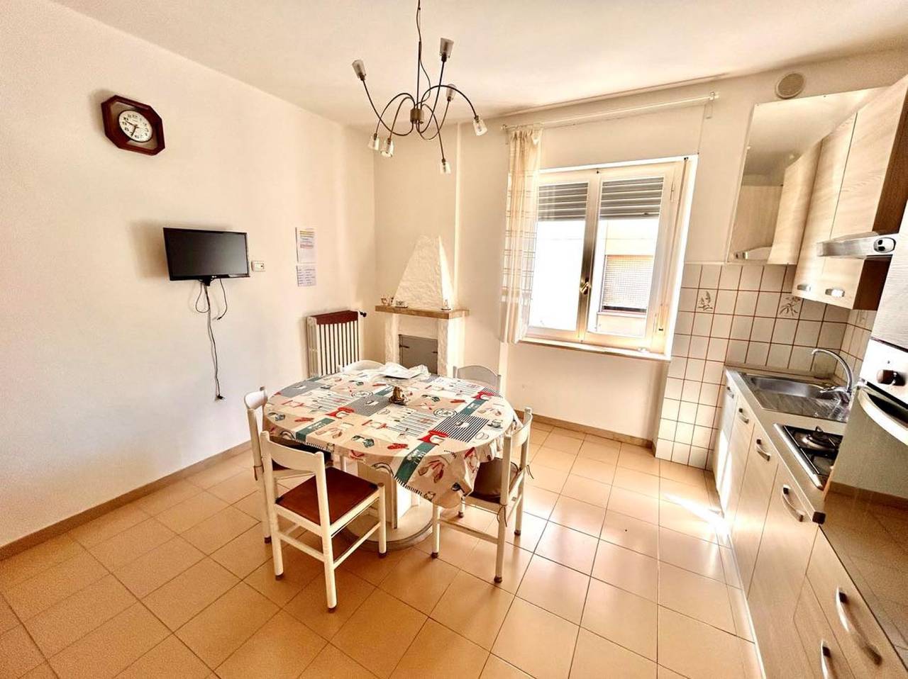 Entire apartment, Holiday apartment for 8 people with terrace in Sirolo, Riviera del Conero