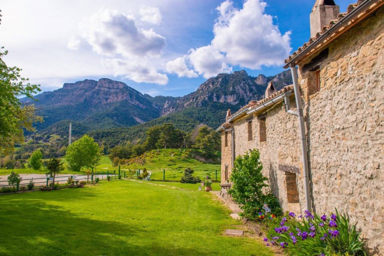 Casa rural 'Can Caubet I' con vistas a la montaña, piscina compartida y Wi-Fi in Capolat, Pirineos