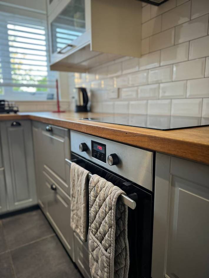 House - Sleeps 6 - Private Garden & Parking in Winnersh, Berkshire