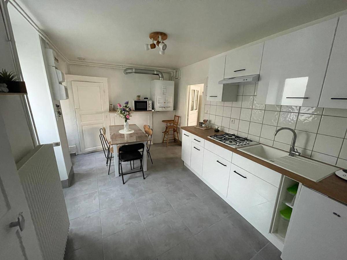 Three-Bedroom House in Venarey-les-Laumes, Région de Montbard