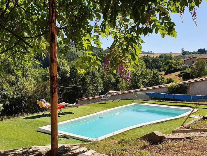 Gîte pour 6 personnes, avec Balcon et Terrasse ainsi que Jardin et Piscine à Saint-Vincent-de-Reins