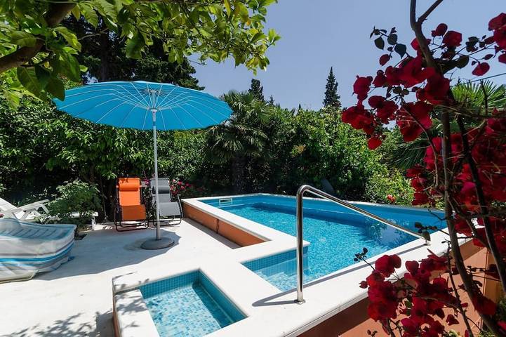 Villa for 6 people, with garden and terrace in Srebreno