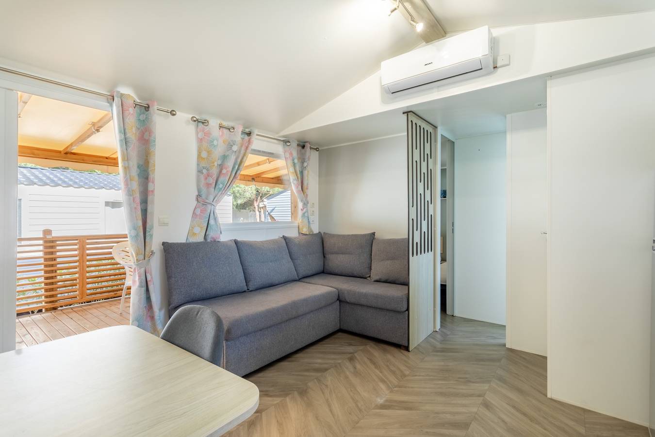 Apartamento entero, Apartamento 'Mobil Home 3ch Acces Direct Plage' con piscina privada, Wi-Fi y aire acondicionado in Canet-en-Roussillon, Côte d'Améthyste